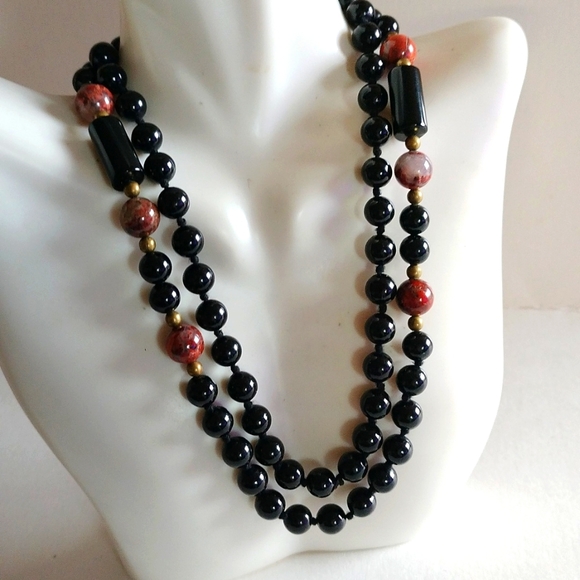 VINTAGE CHINESE BLACK ONYX RED JASPER NATURAL STONES NECKLACE 30" KNOTS - Picture 2 of 7